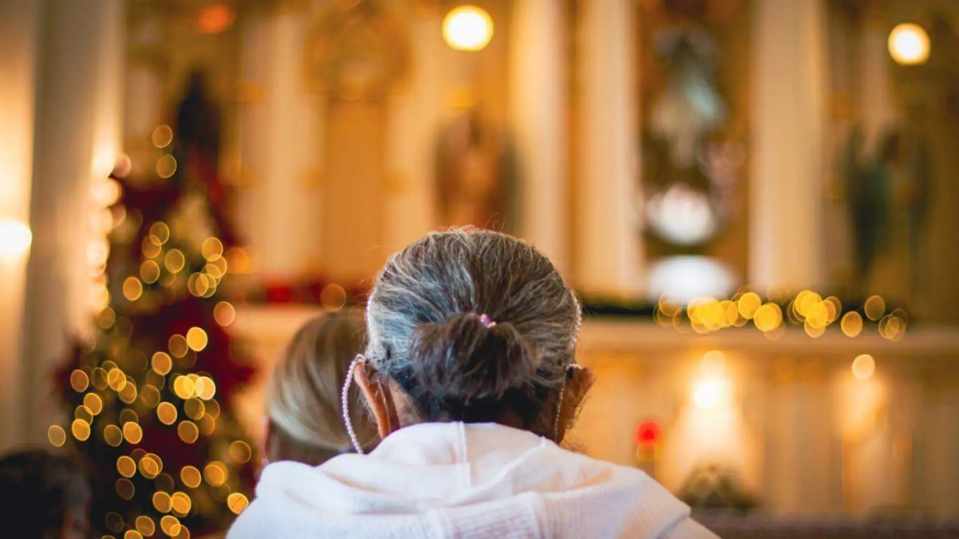 Mujer rezando en iglesia